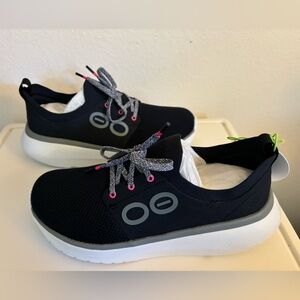 NEW OOFOS Women’s Oomy Stride Shoe in Black & White with Hint of Pink, Size 8